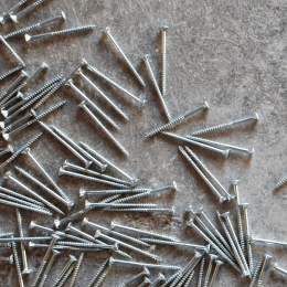 Fixation et visserie de fenêtre